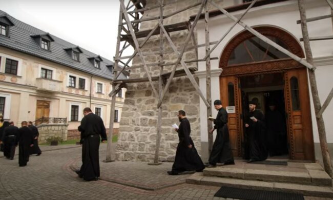 монахи, скриншот из видео