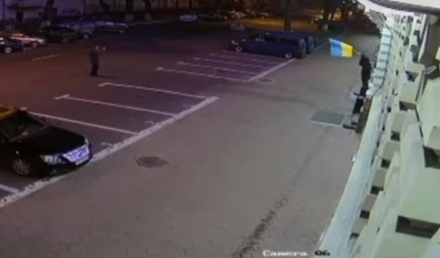 Пьяные одесситы украли флаг у полиции (видео)
