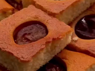 Манник со сливами, кадр из видео