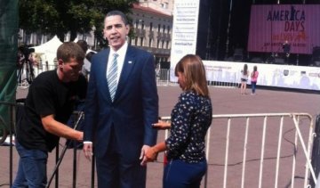 Львовяне фотографируются с Обамой возле Оперного театра
