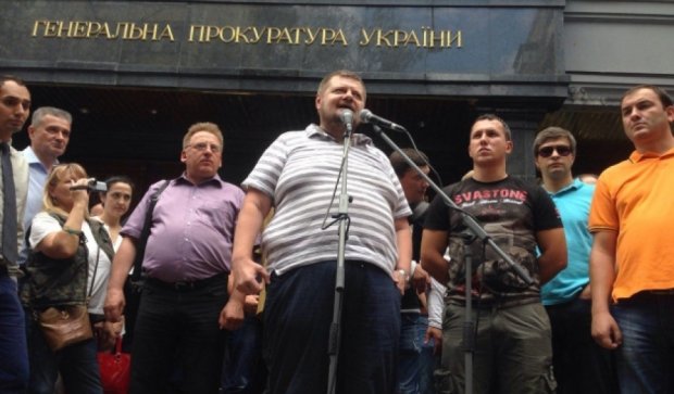 Народные депутаты митингуют под ГПУ в поддержку Лозового