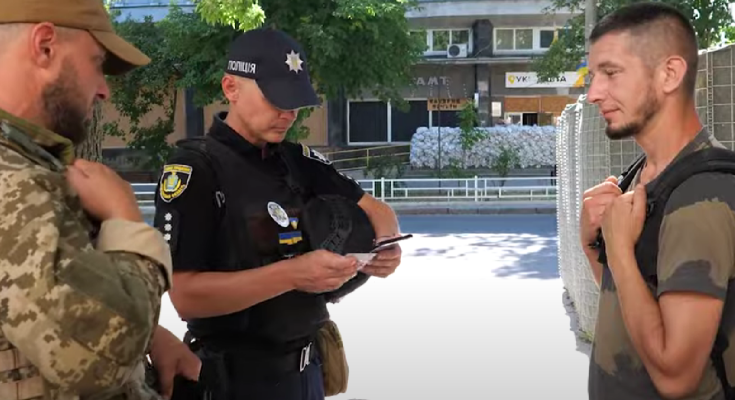 ТЦК та поліція. Фото: скрін youtube