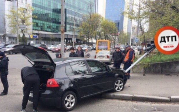 В Киеве Volkswagen не разминулся с дорожным знаком
