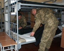 Всплыли кадры унизительной дедовщины на срочной службе в ВСУ: "Шел шестой год войны", видео