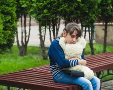 "Почему вы говорите по-русски?": первоклассницу выгнали из класса после замечания учительнице