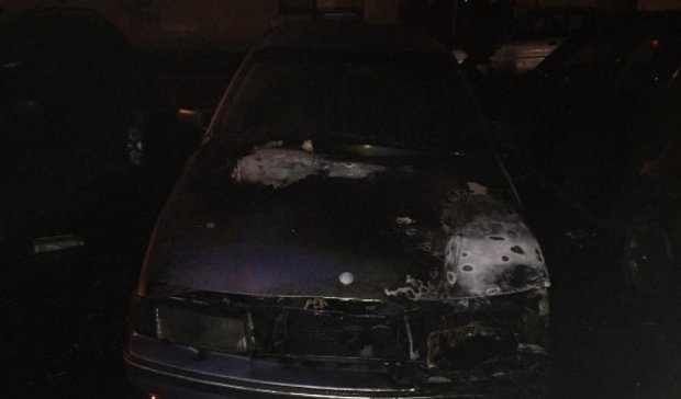  Два автомобиля сгорели на столичной Оболони