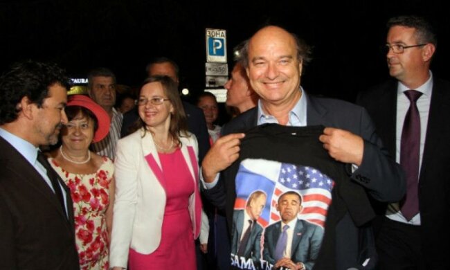 Французский сенатор в Крыму купил футболку с надписью "Обама, ты чмо"