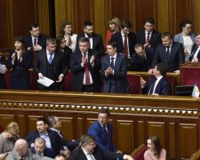 Українцям показали зарплати депутатів та міністрів: волосся дибки, так і живемо