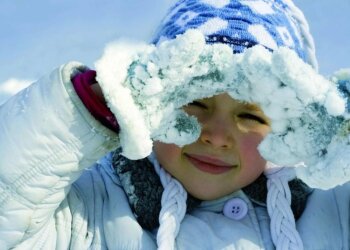 Ледяные руки и красные щеки: как распознать обморожение у ребенка - советы педиатра