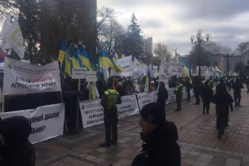 Розлючені українці оточили Раду, справа в землі: "Остання мирна акція"