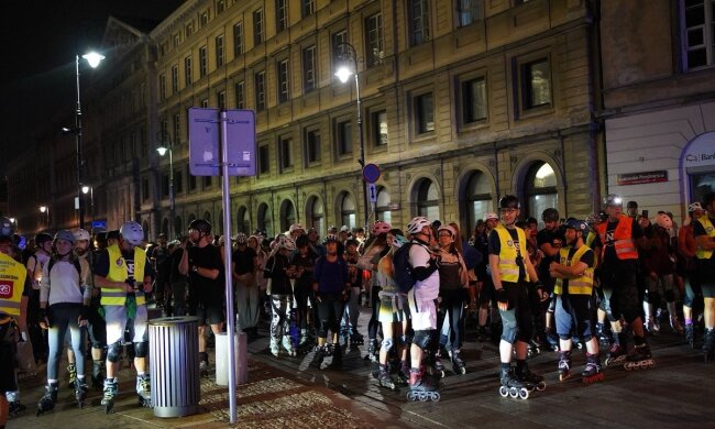 Нічний заїзд на роликах у Варшаві, організований Nightskating Warszawa