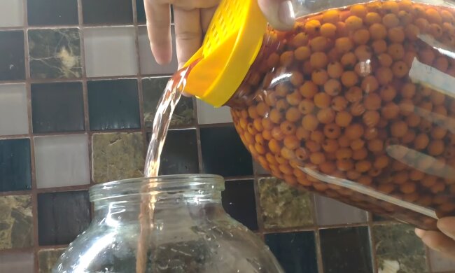 Горобинова настоянка, фото: Знай.ua