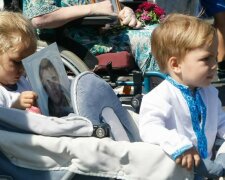 Тільки так можуть обійняти батьків: знімки дітей загиблих героїв ЗСУ зворушили серця українців, "до сліз"