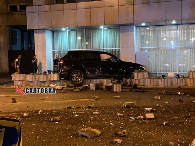 В Харькове элитный Porsche Cayenne разнес пол улицы и "приземлился" в клумбе - водитель таинственно исчез