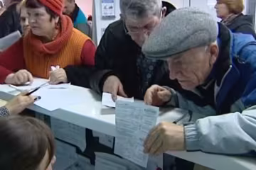Платежки за коммуналку. Фото: скрин youtube