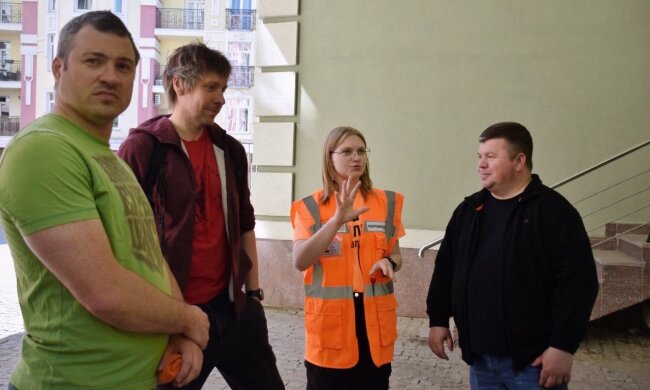 Сила в єдності: на Подолі волонтери та комунальники розчистили територію зруйнованого Музею Григорія Світлицького