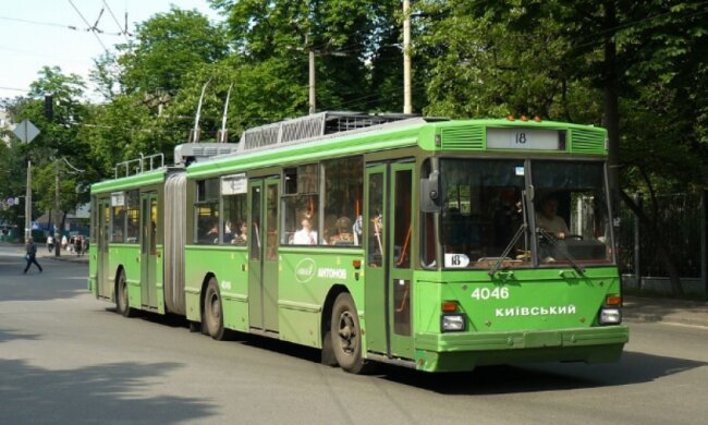 Транспортный скандал в столице: оболонцам подменили новые троллейбусы старыми