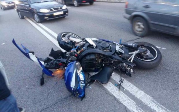 Вантажівка розчавила мотоцикліста посеред головного проспекту Києва