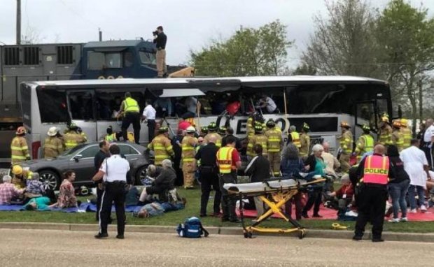 У США потяг протаранив автобус: загиблі і постраждалі