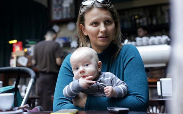 Немовля не заважає: ветеринар, що оперує з донькою на руках, підірвала мережу