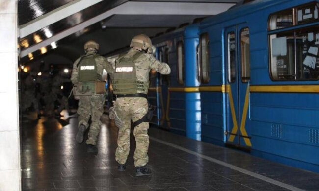 Четверо проти двох: безкарне місиво у київському метро