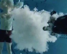 Фізик вистрілив у себе під водою з автомату (відео)