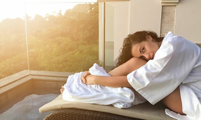 Каменский с метлой показала, как умеет развлекаться: "Вместе со мной"