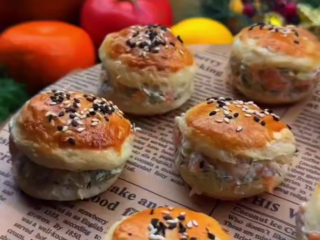 Закуска с красной рыбой, кадр из видео