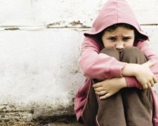 Благала не віддавати: сироту прирекли на пекельні муки у власному домі