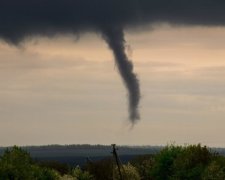 Житель Хмельниччини зафіксував унікальне торнадо (фото)