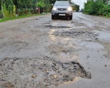 Украинцы добираются на райский курорт по дорогам ада: видео