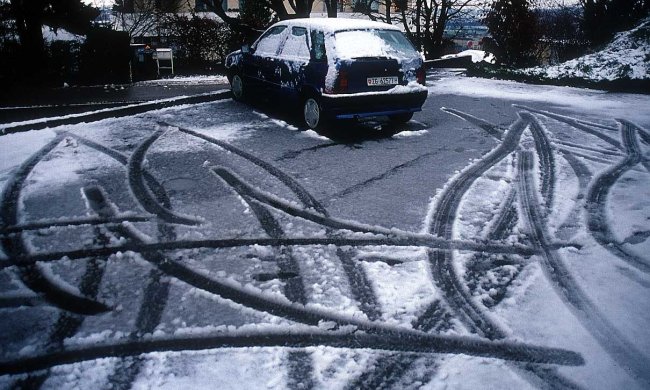 Водіння в ожеледицю