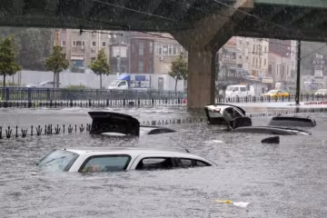 Водоспад з машин: стихійне лихо перетворило Туреччину в пекло