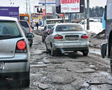 Разом зі снігом в Україні "розтанув" асфальт