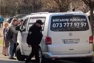 "Военные адвокаты" на бусиках / фото: скриншот YouTube