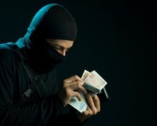 Злодій застряг в стелі (відео)