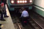 В Киеве мужчина свалился под поезд: метро парализовано, первые подробности