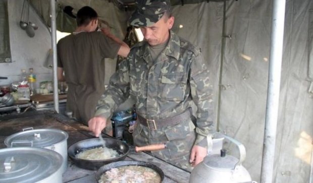 Борщ, мед и печенье: чем будут кормить украинских солдат