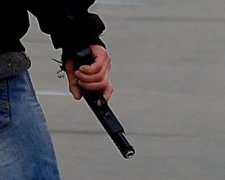 Двоє озброєних чоловіків напали на людей в супермаркеті в Іллічівську