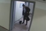 Нелюд, який жорстоко побив та викинув беззахисне цуценя, скрін з відео