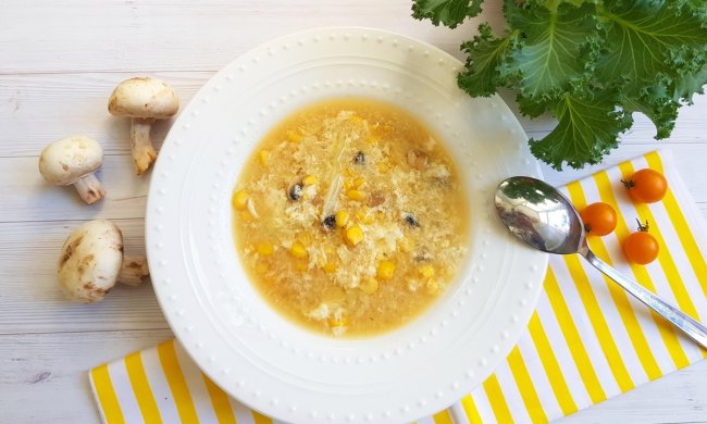 Коли хочеться чогось нового: рецепт кукурудзяного супу з креветками