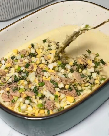 Заливний пиріг з яйцями і тунцем: фото скрін рецепту