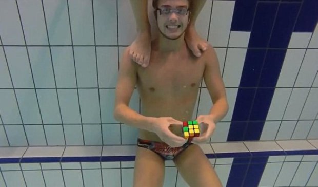 Юноша с легкостью  сложил три кубика Рубика под водой (видео)