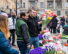 Скільки коштує букет напередодні 8 березня, фото Інформатор