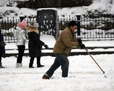 Колапс на прощання: українське місто мало не захлинулося від снігу