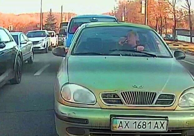 Мужчина одновременно управлял автомобилем и брился, фото: "Kharkiv Journal"
