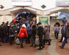 Двоє харків'ян влаштували жорсткий заміс в метро, рознімали всій станцією: скандальне відео