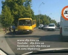На Київщині Honda врізалася в маршрутку