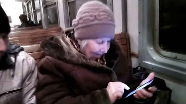 Бабуся зі смартфоном, скріншот YouTube
