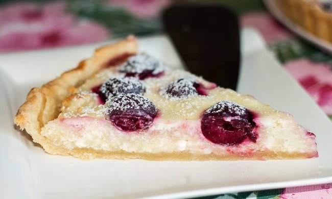 Низькокалорійний рецепт тарта з вишнями і сиром